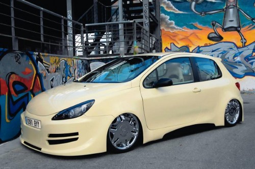 Maybe the same will happen with this creamy Peugeot 307 waiting to get